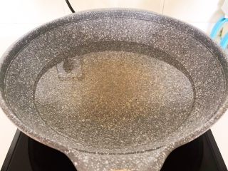 8、凉拌香辣豆丝,锅里加入冷水