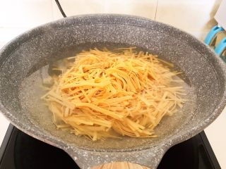 9、凉拌香辣豆丝,烧开后加入豆丝