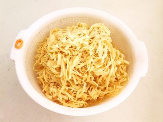 11、凉拌香辣豆丝,把焯好的豆丝捞出来，沥干水份