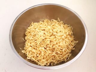 12、凉拌香辣豆丝,把豆丝倒入一个大盆里