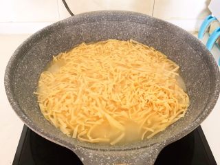 10、凉拌香辣豆丝,焯水5分钟