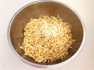 13、凉拌香辣豆丝,加入蒜丝