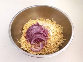 14、凉拌香辣豆丝,加入圆葱丝