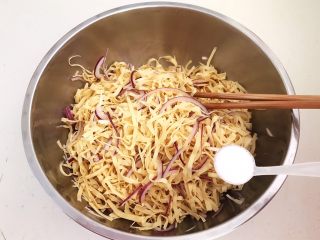 16、凉拌香辣豆丝,加入4克精盐