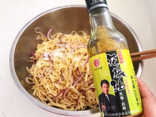 17、凉拌香辣豆丝,加入半勺花椒油