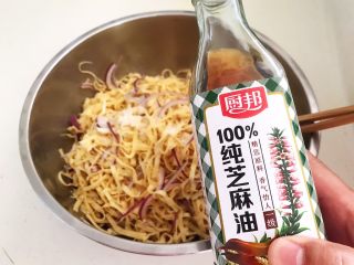 18、凉拌香辣豆丝,加入半勺芝麻油