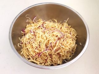 19、凉拌香辣豆丝,调匀