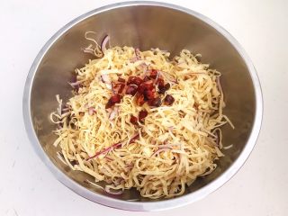 21、凉拌香辣豆丝,把辣椒油倒入盆里