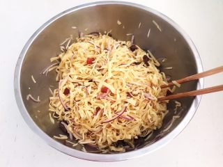 22、凉拌香辣豆丝,调匀