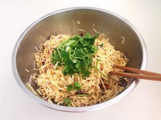 23、凉拌香辣豆丝,加入香菜段