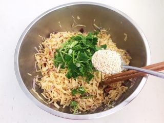 24、凉拌香辣豆丝,加入1勺熟白芝麻