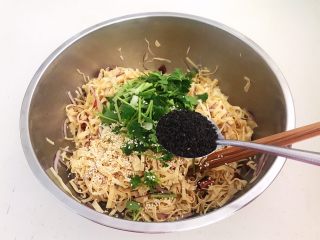 25、凉拌香辣豆丝,加入1勺熟黑芝麻