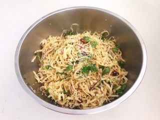 26、凉拌香辣豆丝,调匀即可，凉拌香辣豆丝做好了