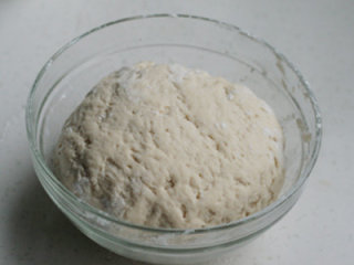 2、三鲜面蛹,面粉加鸡蛋、水和成面团，醒30分钟