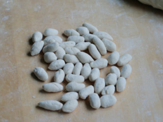 3、三鲜面蛹,面团醒30分钟，反复揉匀，下剂，做成椭圆形小面挤