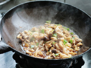 8、三鲜面蛹,葱姜炒出香味，下入虾仁、鸡丁、冬笋、蘑菇、青椒及调料炒匀，盛出备用