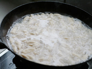 9、三鲜面蛹,锅内添高汤，汤沸下入面蛹煮5分钟