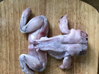 1、泡椒牛蛙,牛蛙去皮（一般菜场卖牛蛙的人会帮你处理好）