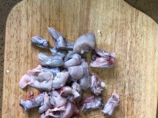 2、泡椒牛蛙,切成小块，更容易入味哦