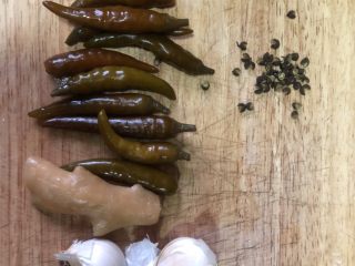 3、泡椒牛蛙,准备调料，泡椒泡姜切碎，喜欢味道重就多放一点，我这个放得不多。离开重庆很多年，口味太重扛不住了。