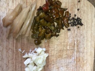 4、泡椒牛蛙,切成这个样子就可以，不是这个样子也可以，哈哈哈，你喜欢就好。