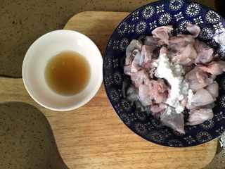6、泡椒牛蛙,腌制牛蛙，放一点黄酒、淀粉即可，搅拌均匀。