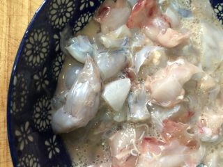 7、泡椒牛蛙,这个是腌制后的样子，腌好以后可以用手抓一下给肉上劲，腌5-15分钟随意。