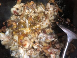 9、泡椒牛蛙,下牛蛙，翻炒。滴少量生抽、白糖提鲜，然后加一点点开水（注意是开水不是凉水），高温焖烧一下，5分钟左右，一是杀菌，二是让牛蛙入味。