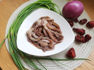 1、香辣鱿鱼须,准备所需要的食材。