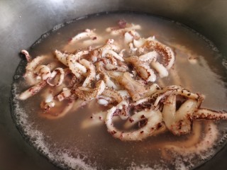 3、香辣鱿鱼须,锅里加水烧开，放入鱿鱼须焯水。