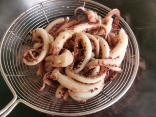 4、香辣鱿鱼须,鱿鱼须焯水不用时间太长，看见鱿鱼须变硬挺之后捞出控水。