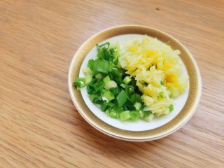 7、香辣鱿鱼须,葱、姜、蒜切好备用。