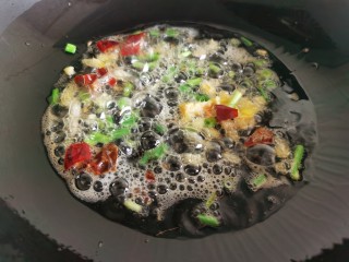 9、香辣鱿鱼须,炒锅油热后放入葱、姜、蒜、辣椒炒出香味。