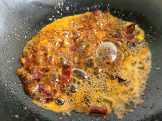 11、香辣鱿鱼须,郫县豆瓣酱炒出红油后，加入鱿鱼须。