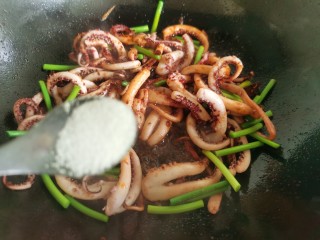 13、香辣鱿鱼须,加入少许的食盐和少许白糖翻炒。