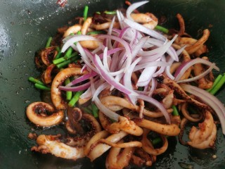 14、香辣鱿鱼须,最后加入洋葱。