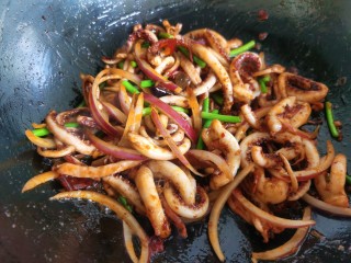 15、香辣鱿鱼须,翻炒均匀，关火装盘。