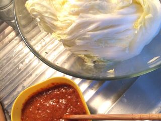 2、辣白菜,泡好后把白菜从盐水中捞出来，用手把多余水份挤干，放一旁备用。然后开始准备制作辣椒酱