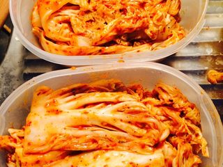 4、辣白菜,带上一次性手套，把做好的辣椒酱均匀涂抹在每一片白菜叶上，里外都要涂，因为我腌制的时候用盐水腌制的，所以辣椒酱里没有加盐，大家可以根据自己平时的口味酌情添加，涂抹好后，拿一个干净的密封的保鲜盒或者玻璃瓶把辣白菜放进去，用手压一压，让它紧实一点，如果还有剩余的辣椒酱没有用完，就把剩下的辣椒酱淋在白菜上。最后盖好盖子封瓶，放入冰箱冷藏室，五天后就可以开动啦！