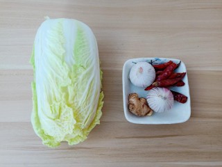 1、醋溜大白菜,挑选新鲜的小白菜。