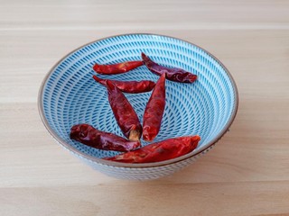 2、醋溜大白菜,干辣椒泡水【炒时不会焦糊】