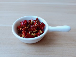 3、醋溜大白菜,泡好的干辣椒切成小段。