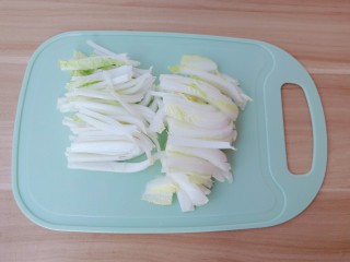 5、醋溜大白菜,白菜帮切寸断。