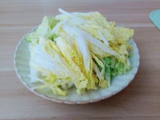 6、醋溜大白菜,白菜叶一样切成寸段。