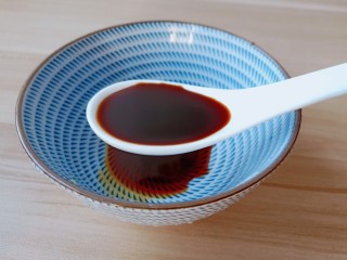 7、醋溜大白菜,碗里放2勺生抽。一勺蚝油。