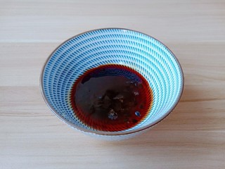 9、醋溜大白菜,用勺子拌一下备用。