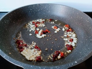 10、醋溜大白菜,锅里冷油下蒜末与干辣椒段炒香。