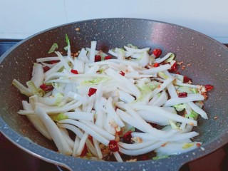 11、醋溜大白菜,放入白菜帮翻炒一下。