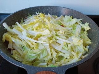 12、醋溜大白菜,加入白菜叶用铲子翻炒均匀。
