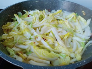 13、醋溜大白菜,炒到白菜微软。